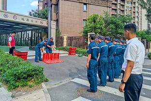 多诺万谈首发控卫：会先试某个球员15-20场 他不会首发打满82场的